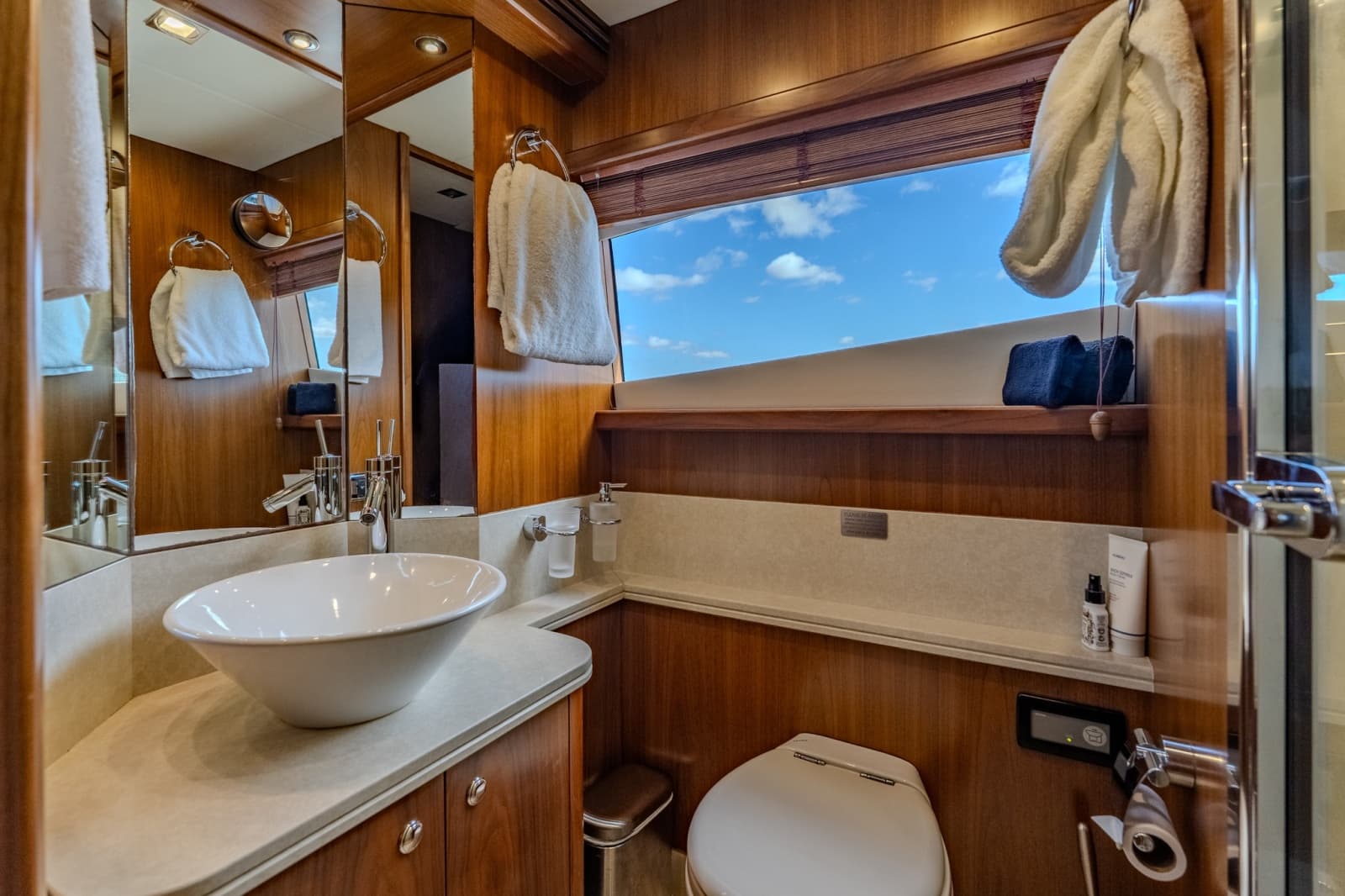 2004 Sunseeker 105 Yacht - Photo 60