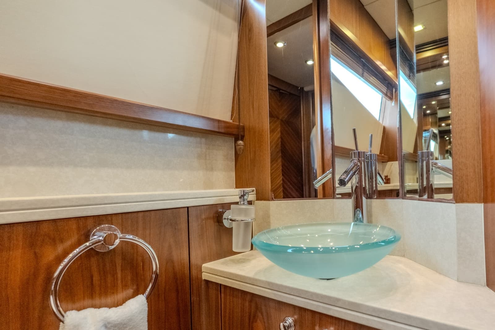 2004 Sunseeker 105 Yacht - Photo 50