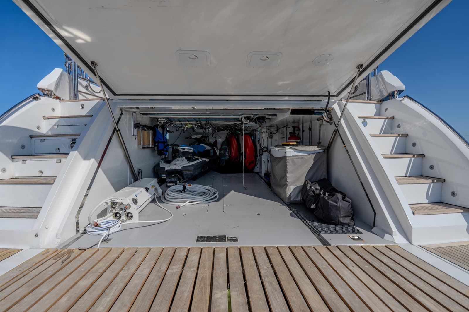 2004 Sunseeker 105 Yacht - Photo 8