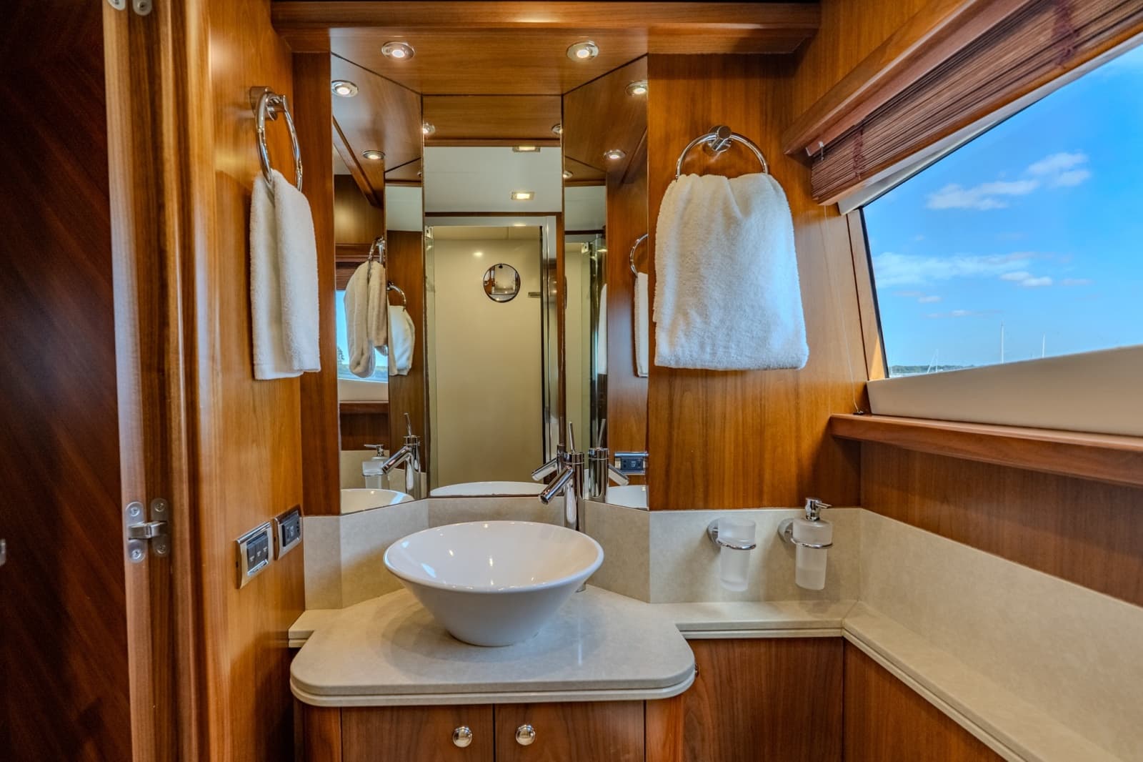 2004 Sunseeker 105 Yacht - Photo 59