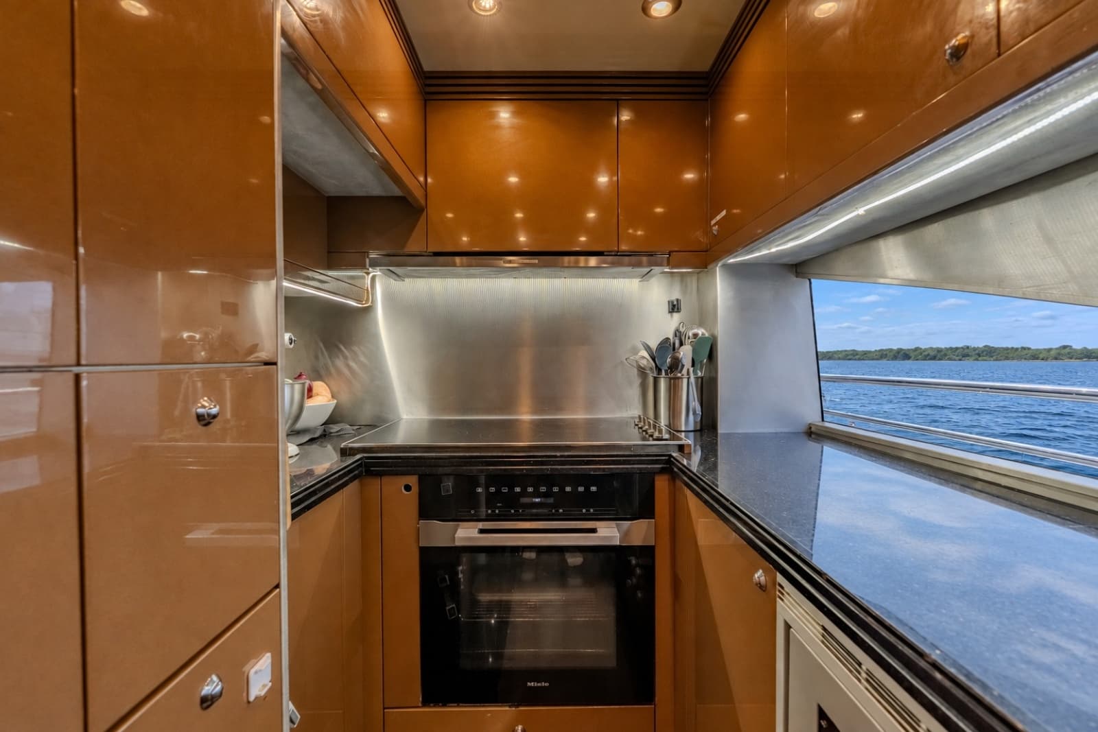 2004 Sunseeker 105 Yacht - Photo 54