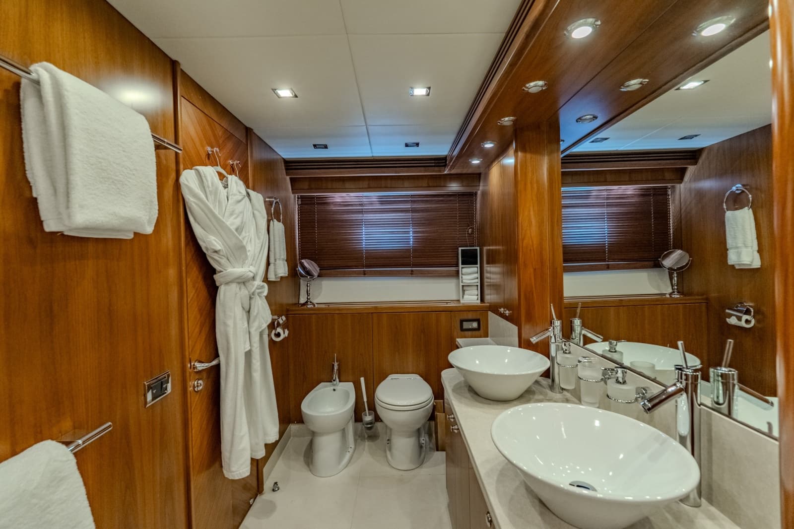2004 Sunseeker 105 Yacht - Photo 69