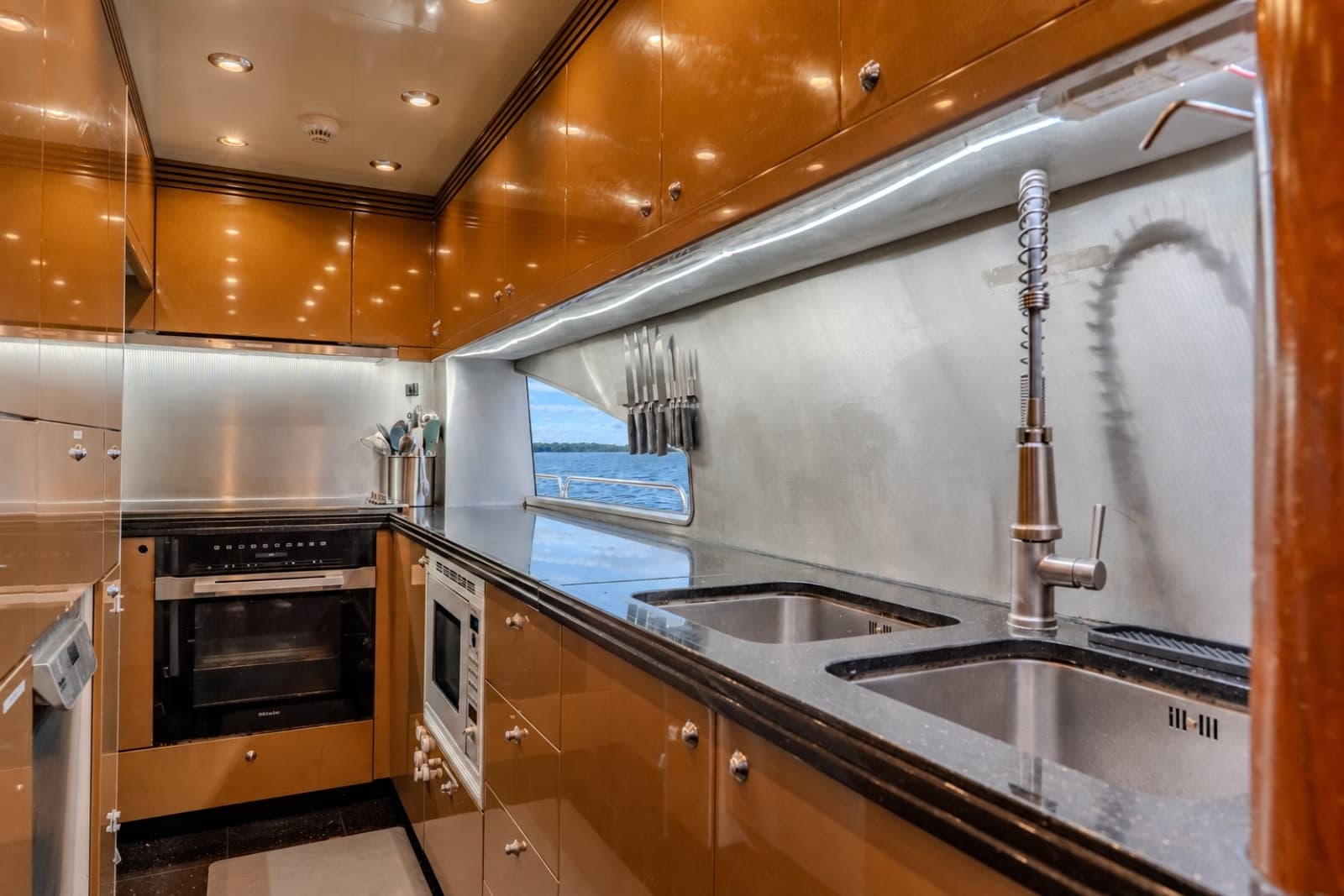 2004 Sunseeker 105 Yacht - Photo 52
