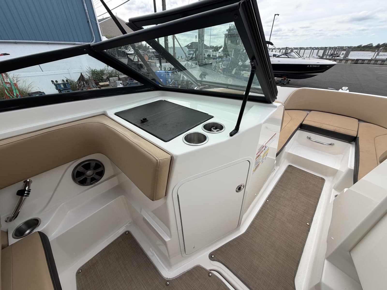 2020 Sea Ray SPX 210 Outboard - Photo 10
