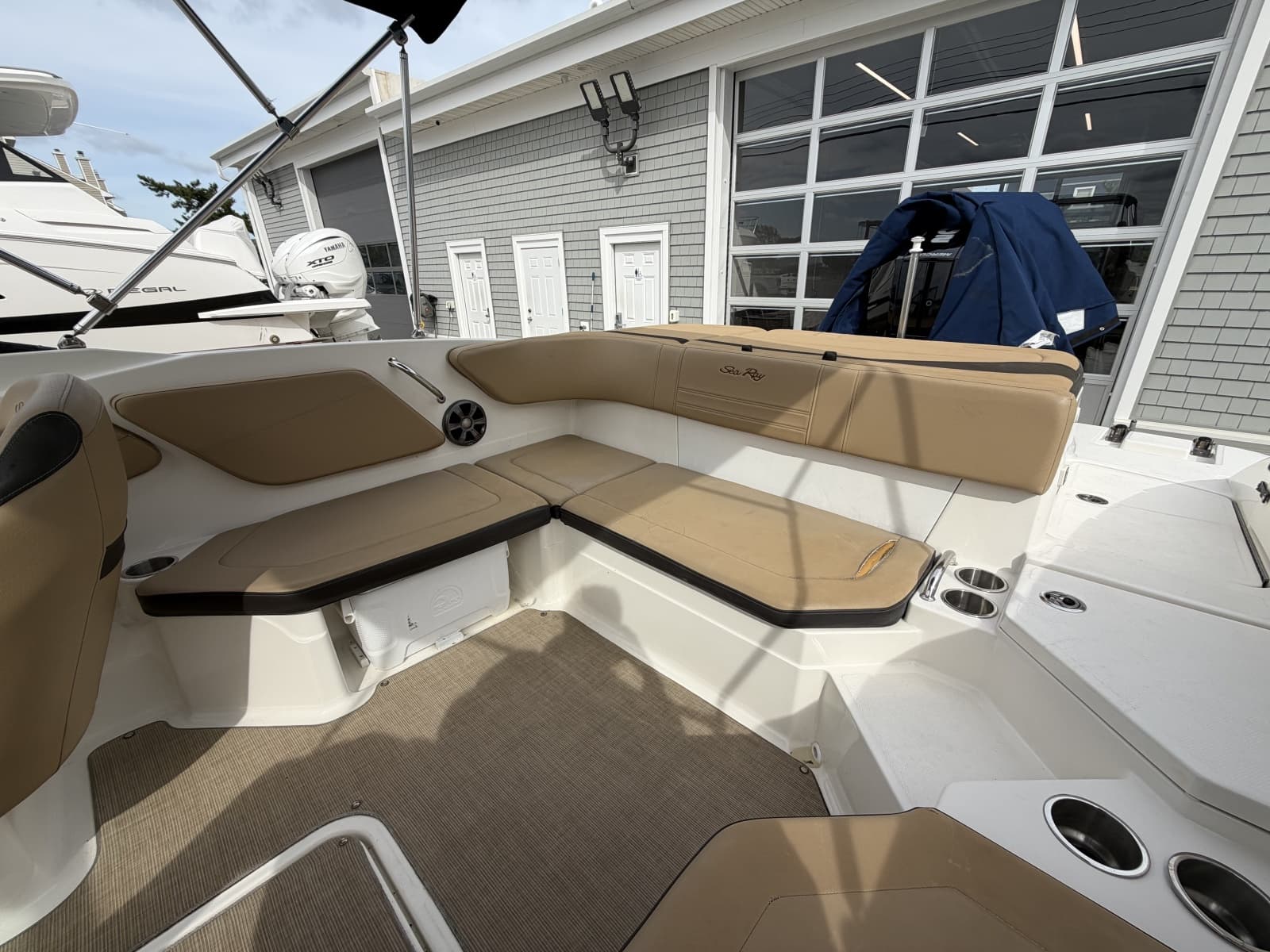 2020 Sea Ray SPX 210 Outboard - Photo 6