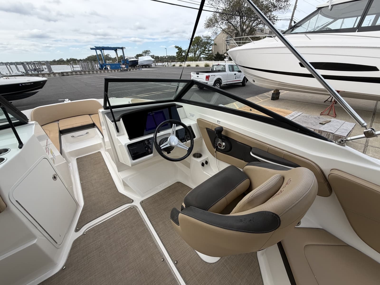 2020 Sea Ray SPX 210 Outboard - Photo 11