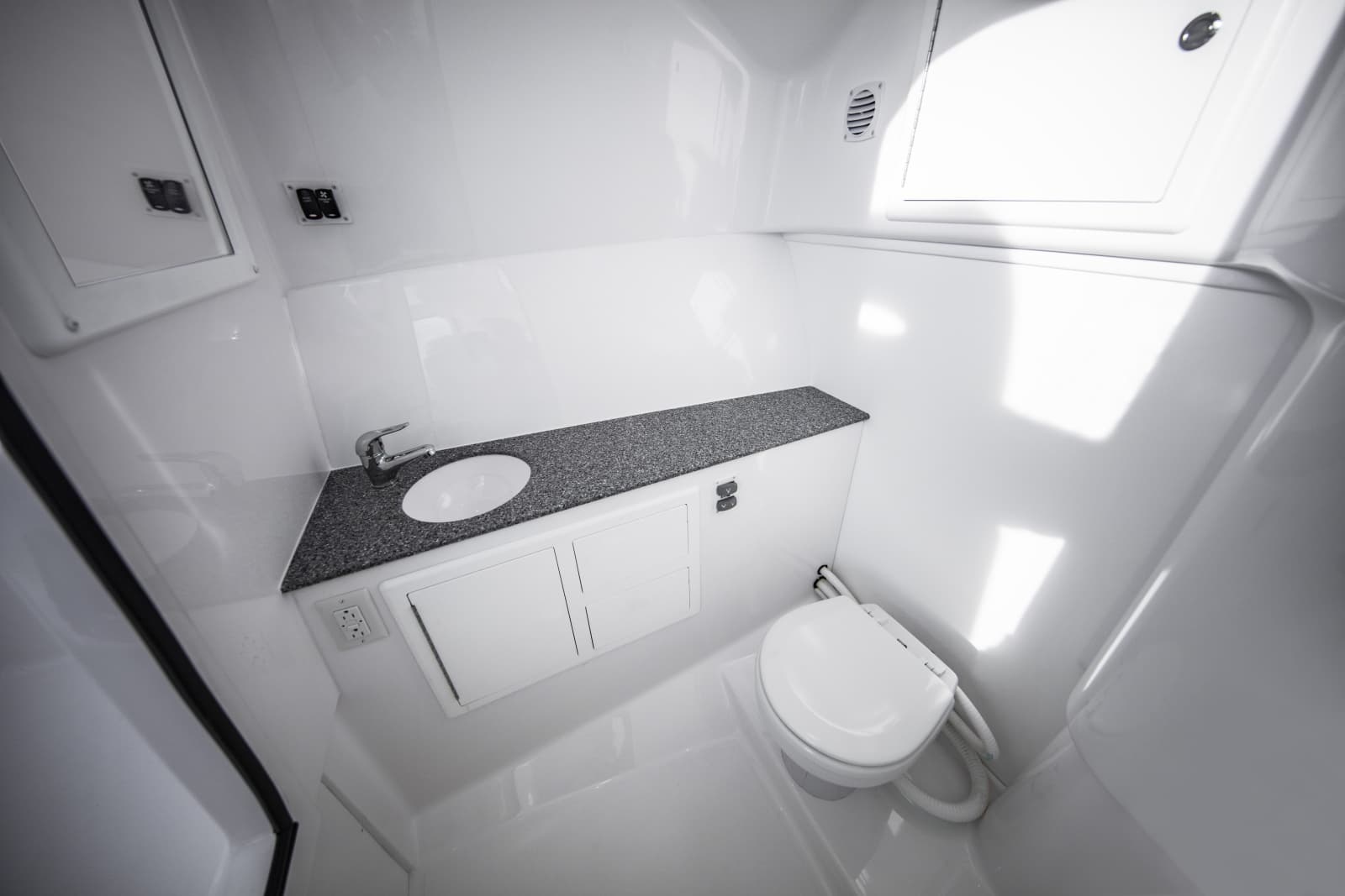 2027 Ablemarle 31 Dual Console - Photo 20
