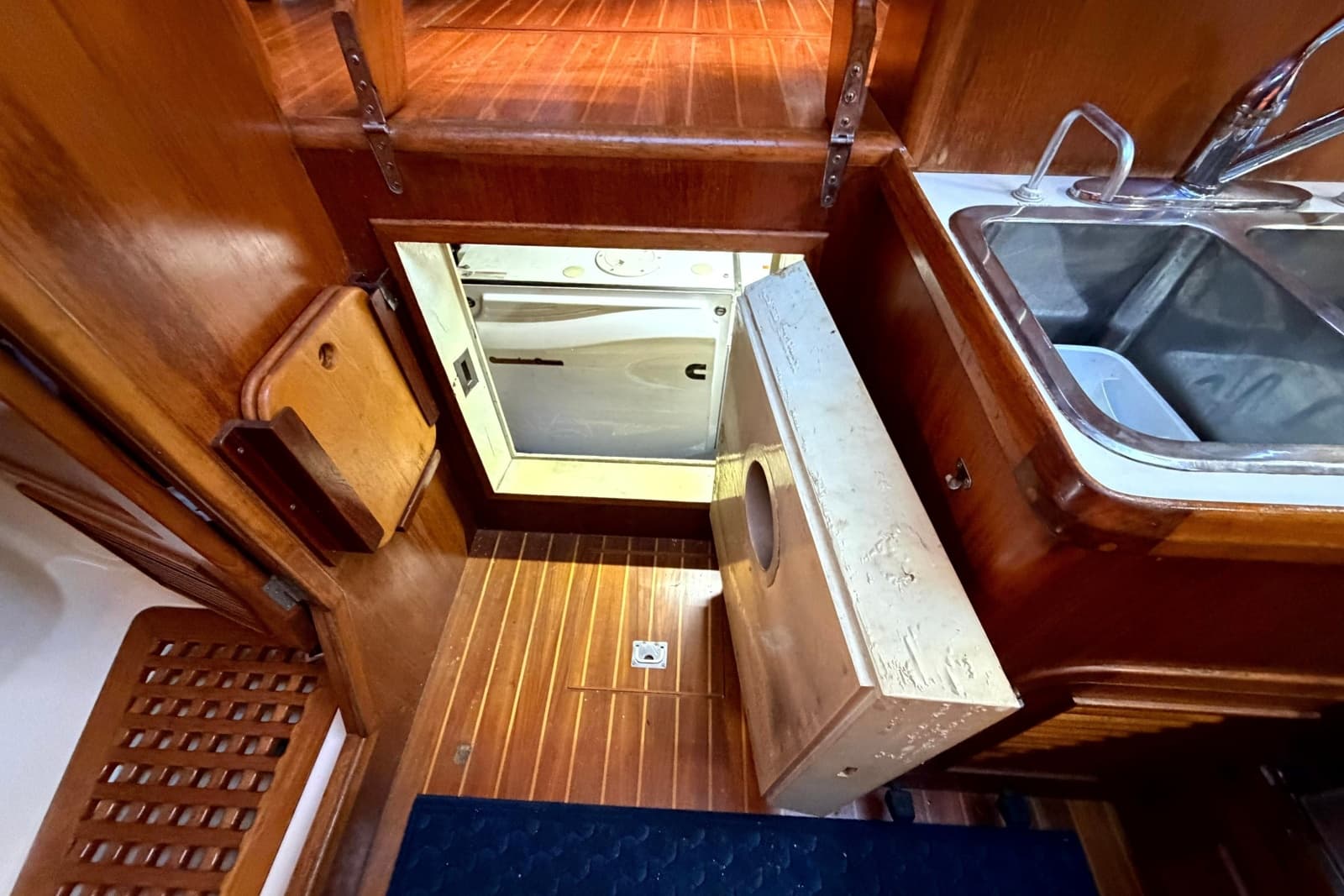 1998 Heritage East 36 Sundeck Trawler - Photo 57