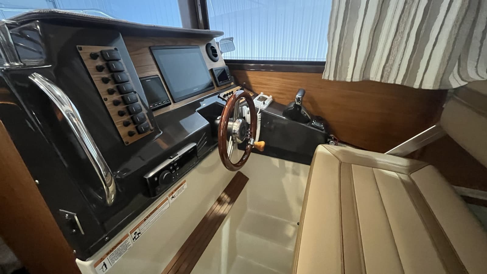 2022 Ranger Tugs R27 - Photo 12