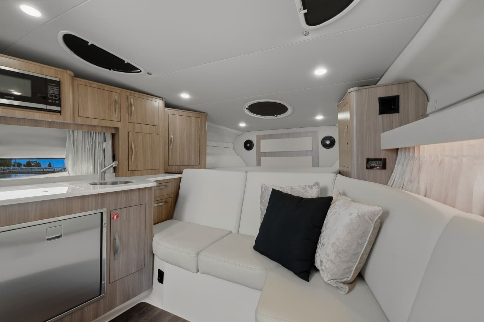 2021 Regal 33 Express - Photo 13