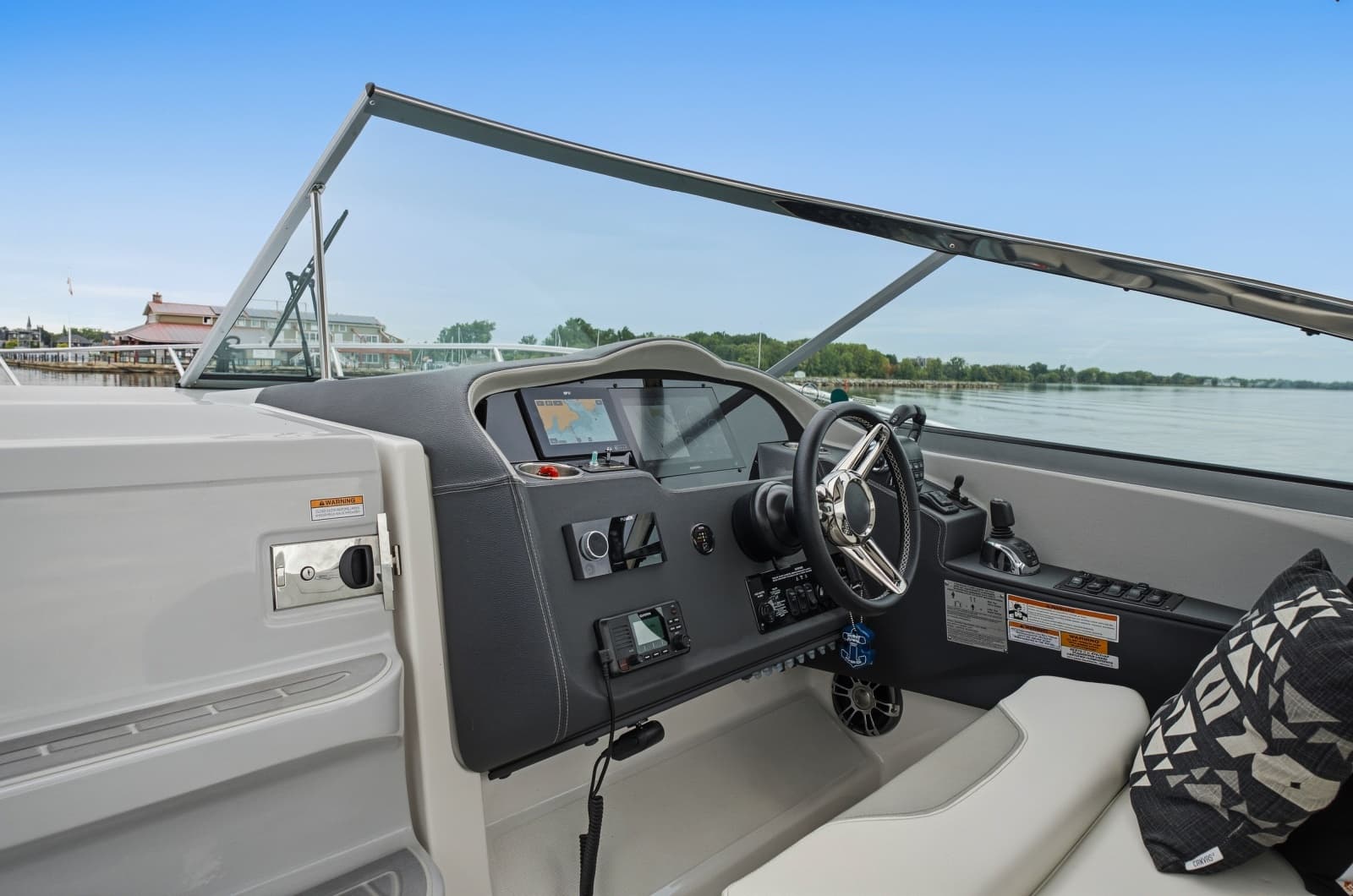 2021 Regal 33 Express - Photo 9