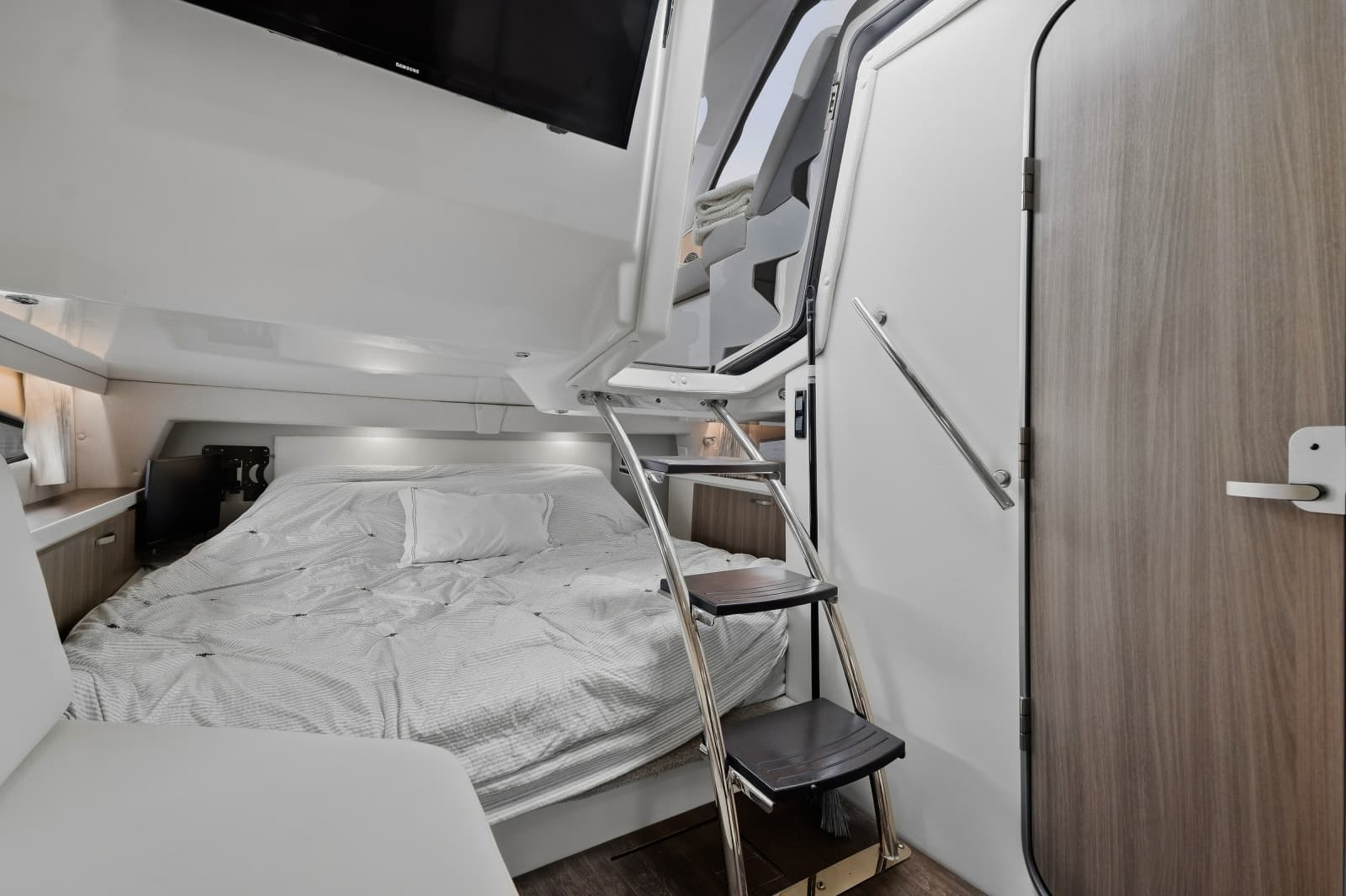 2021 Regal 33 Express - Photo 21