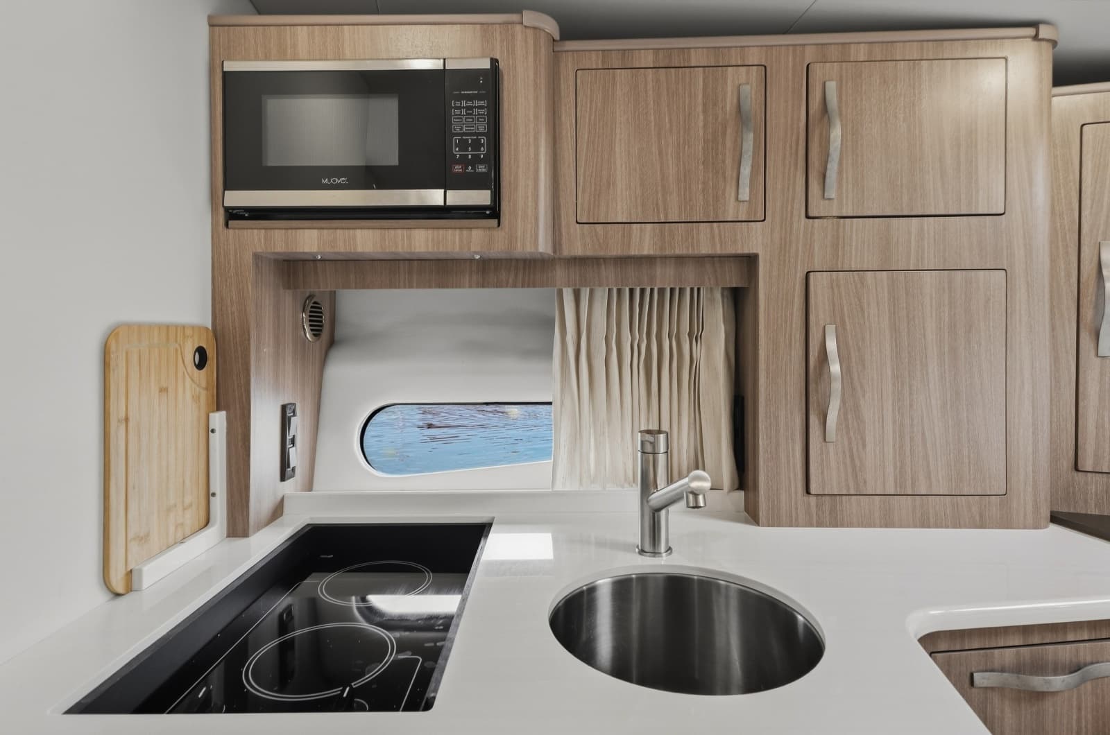 2021 Regal 33 Express - Photo 16