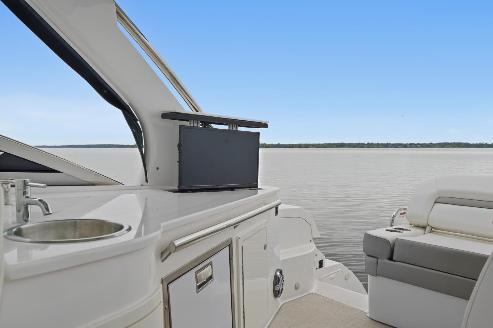 2021 Regal 33 Express - Photo 8