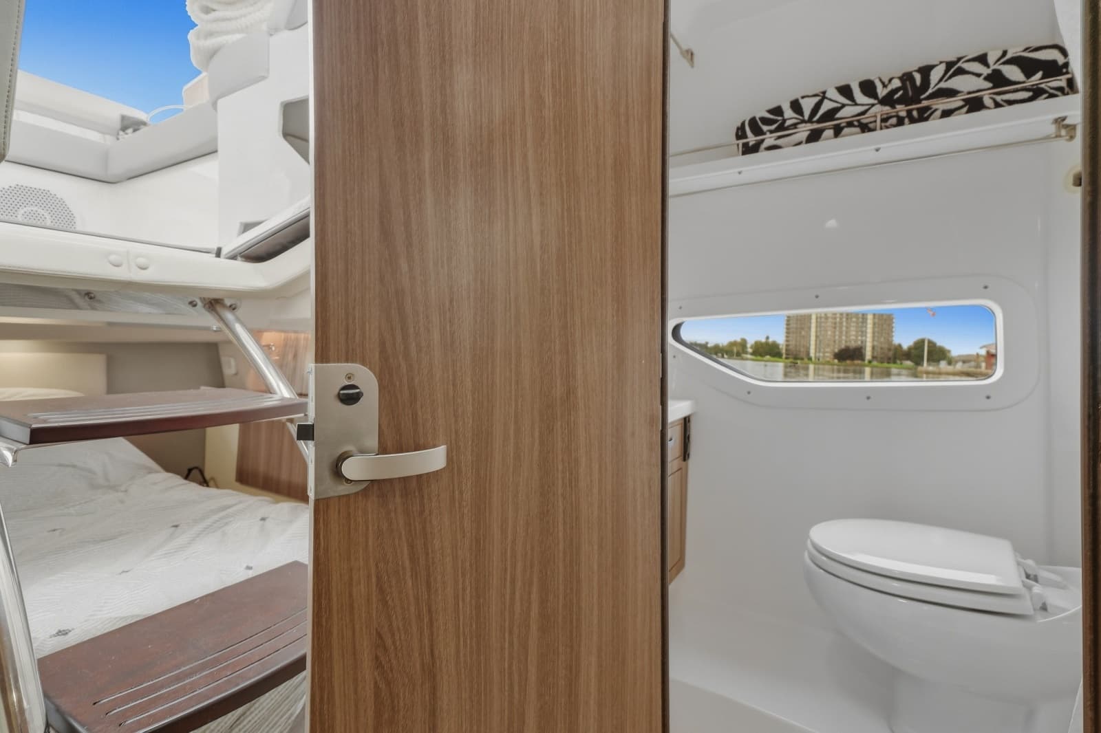 2021 Regal 33 Express - Photo 23
