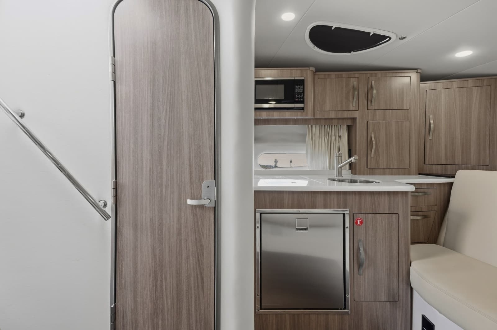 2021 Regal 33 Express - Photo 15