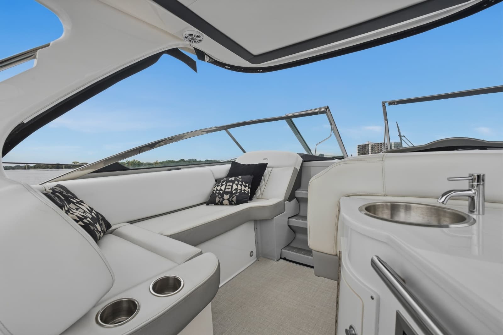 2021 Regal 33 Express - Photo 7
