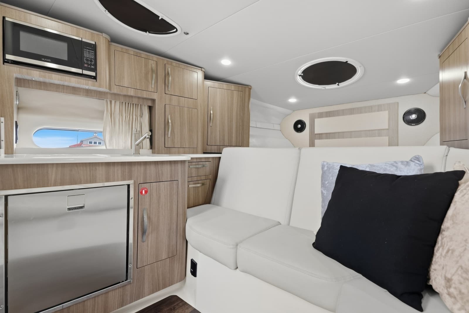 2021 Regal 33 Express - Photo 14