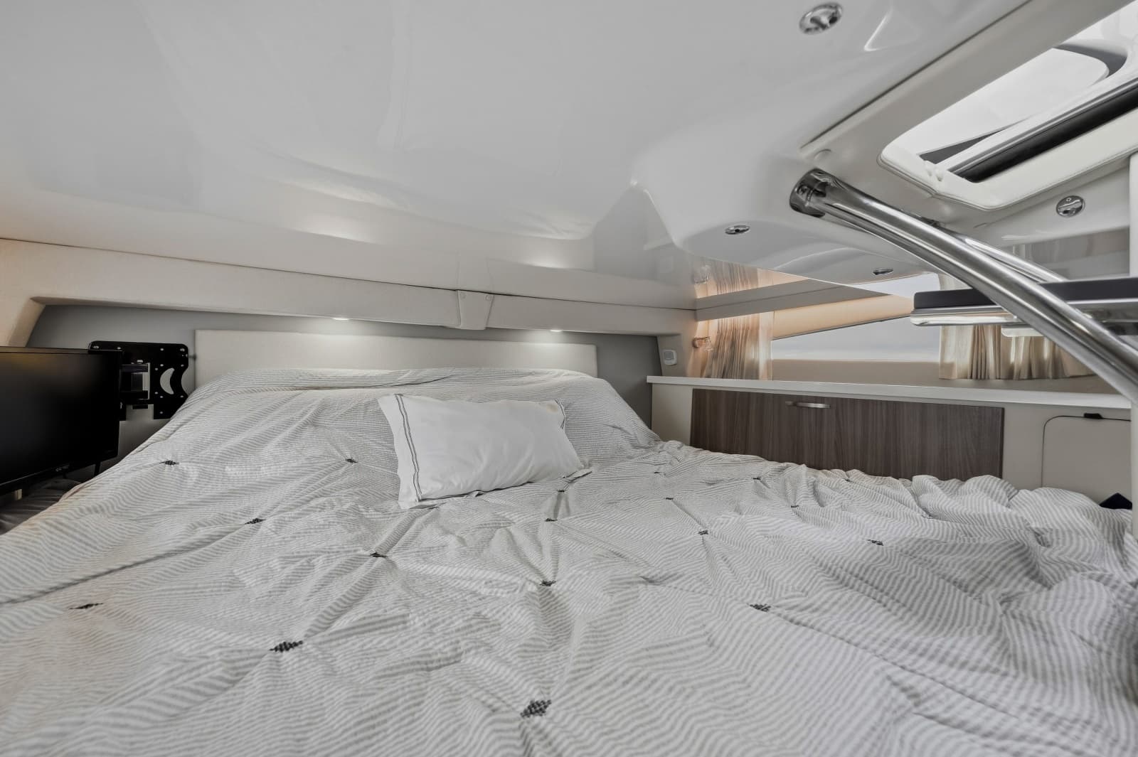 2021 Regal 33 Express - Photo 20