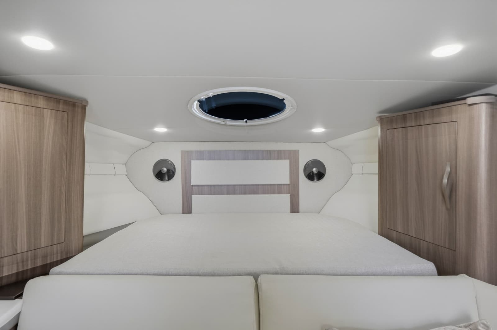 2021 Regal 33 Express - Photo 17