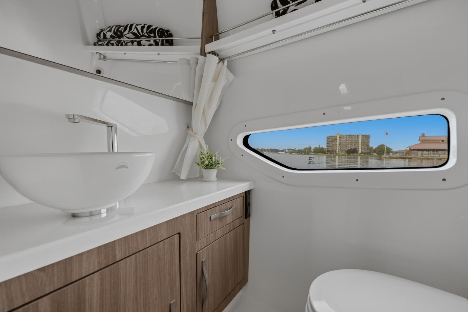 2021 Regal 33 Express - Photo 22