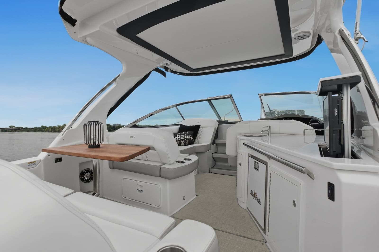 2021 Regal 33 Express - Photo 4