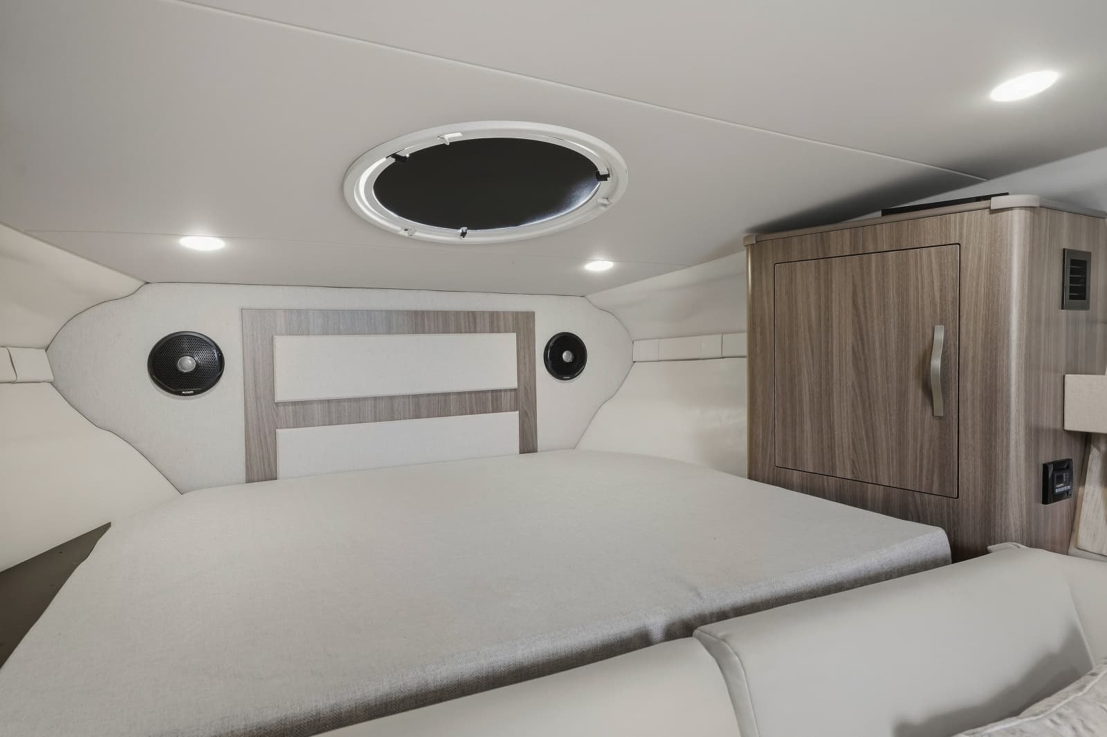 2021 Regal 33 Express - Photo 18