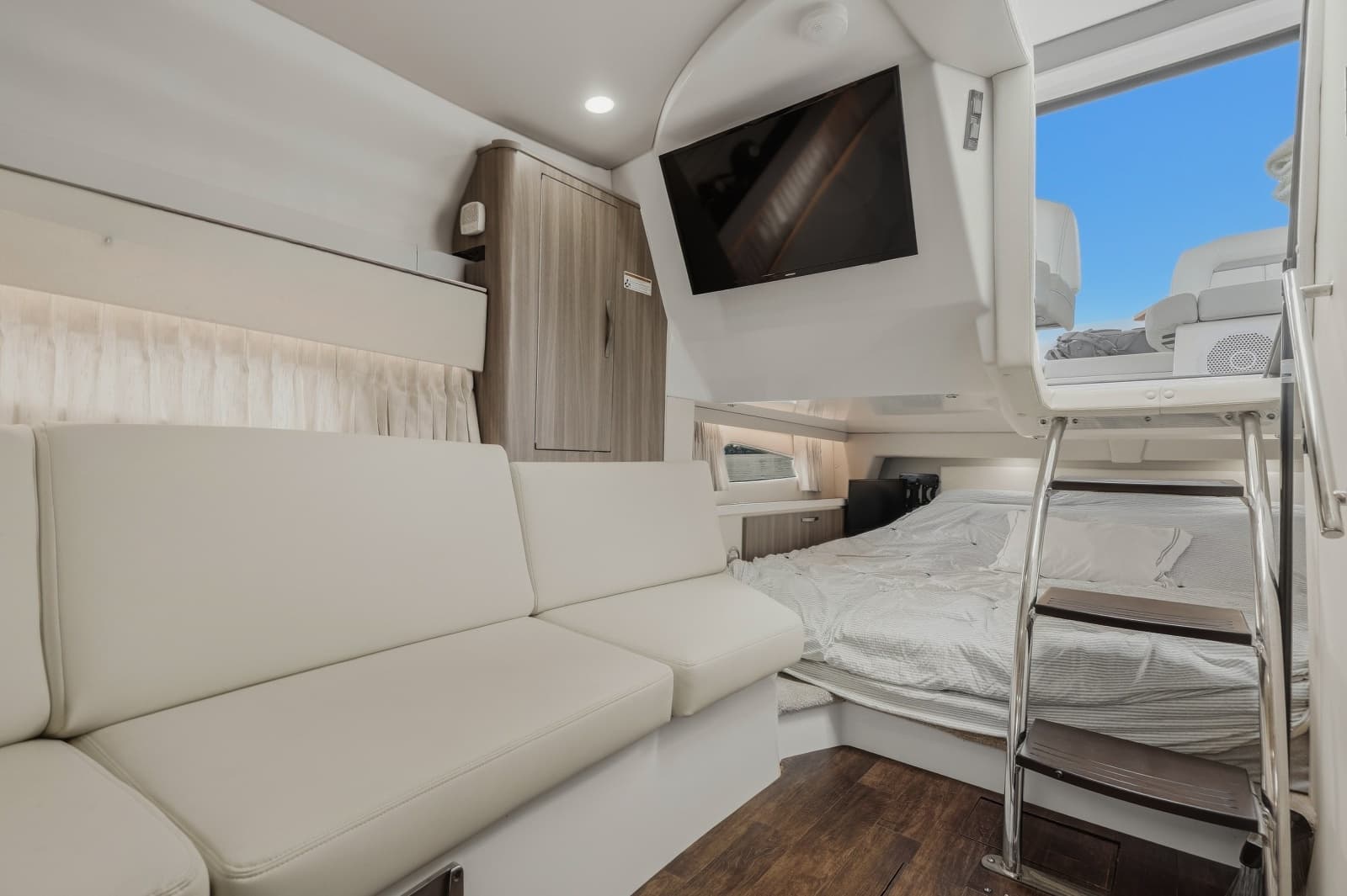 2021 Regal 33 Express - Photo 12