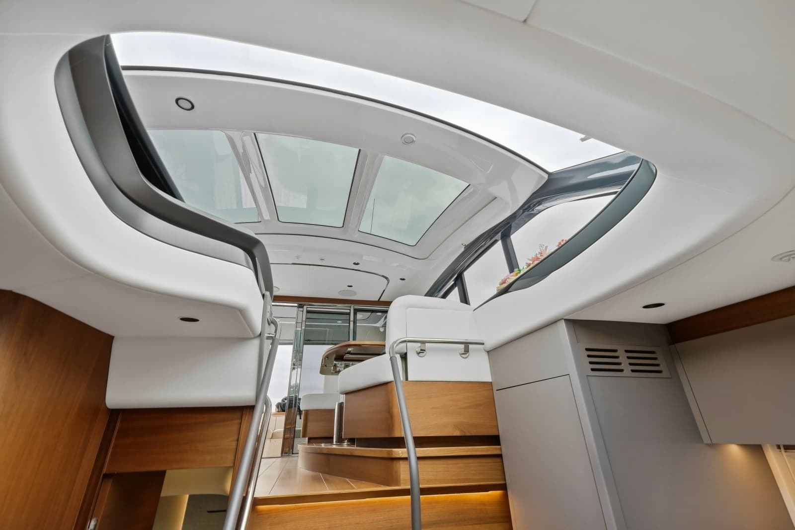 2023 Princess V50 Deck Saloon - Photo 33