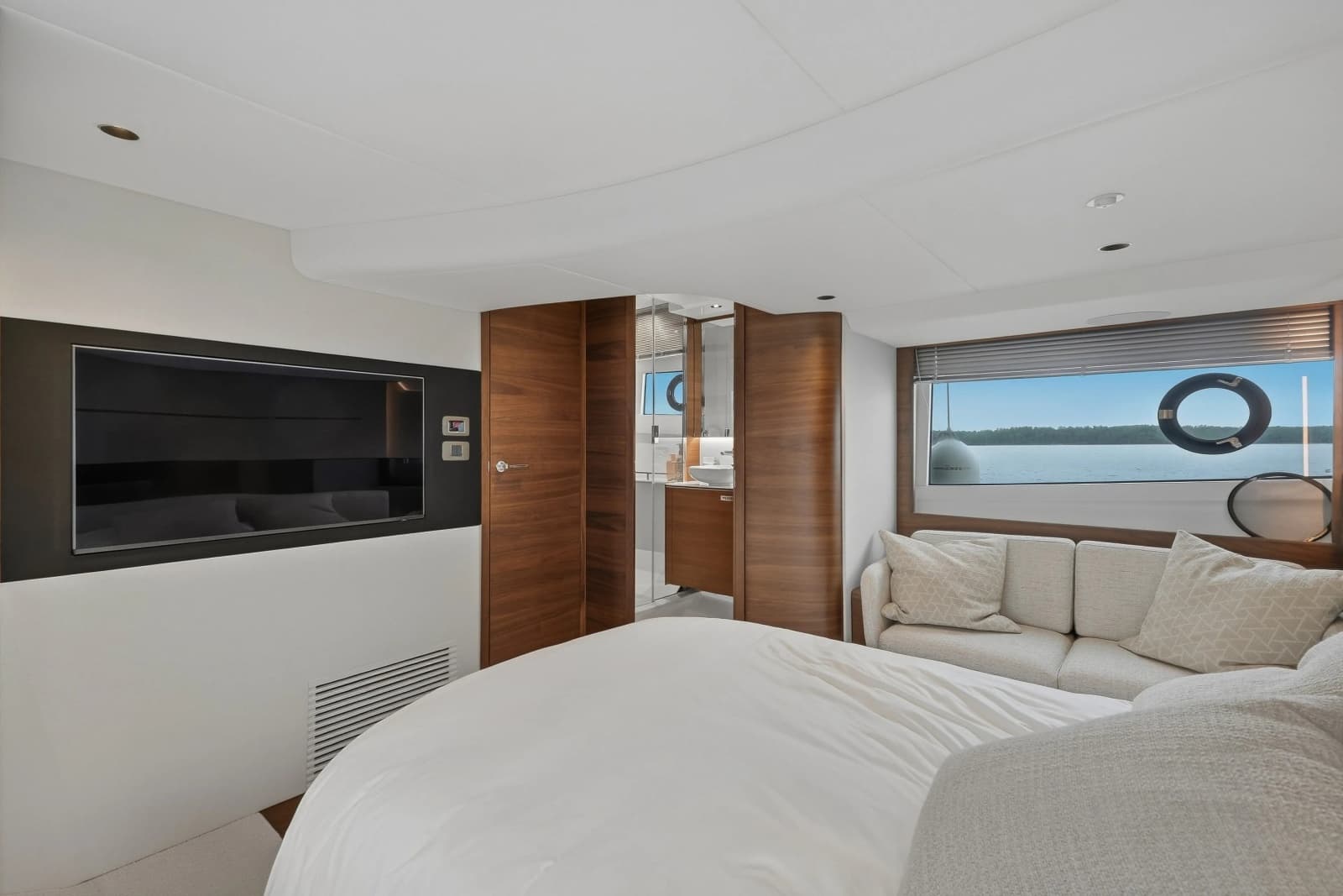 2023 Princess V50 Deck Saloon - Photo 43