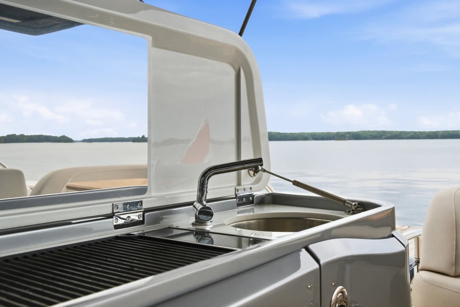 2023 Princess V50 Deck Saloon - Photo 17