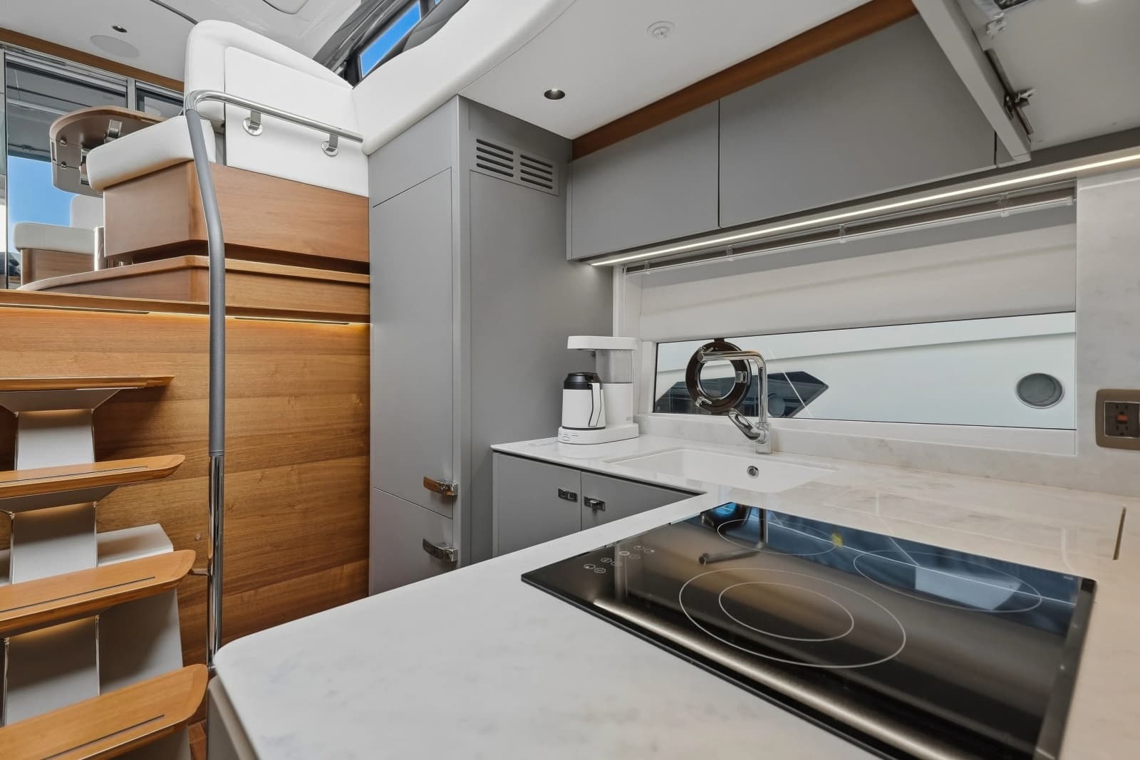 2023 Princess V50 Deck Saloon - Photo 34