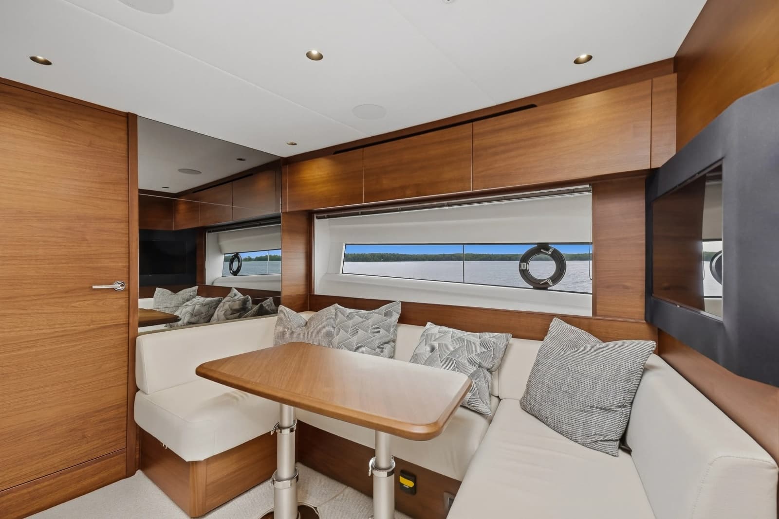 2023 Princess V50 Deck Saloon - Photo 32