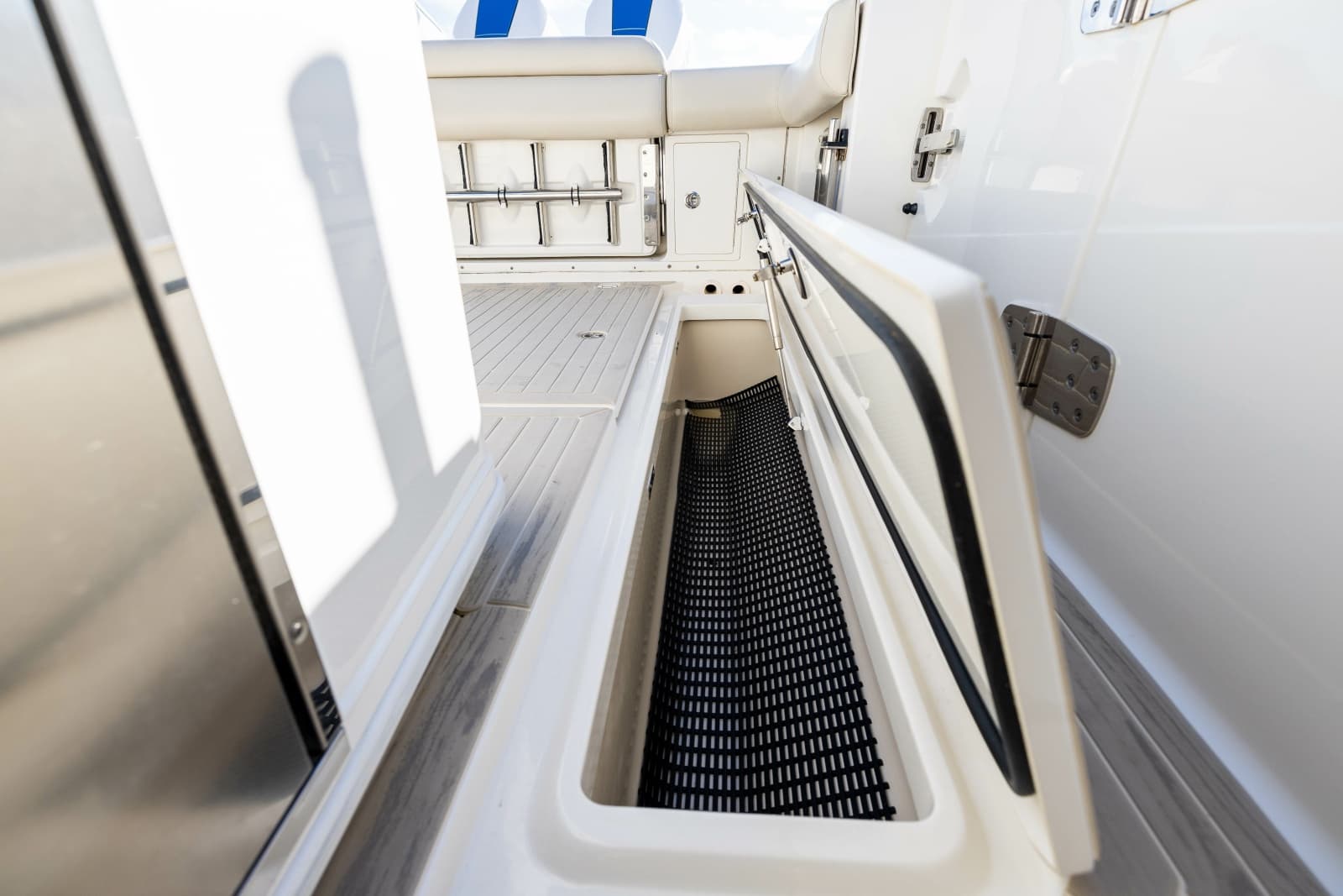 2017 Boston Whaler 370 Outrage - Photo 52