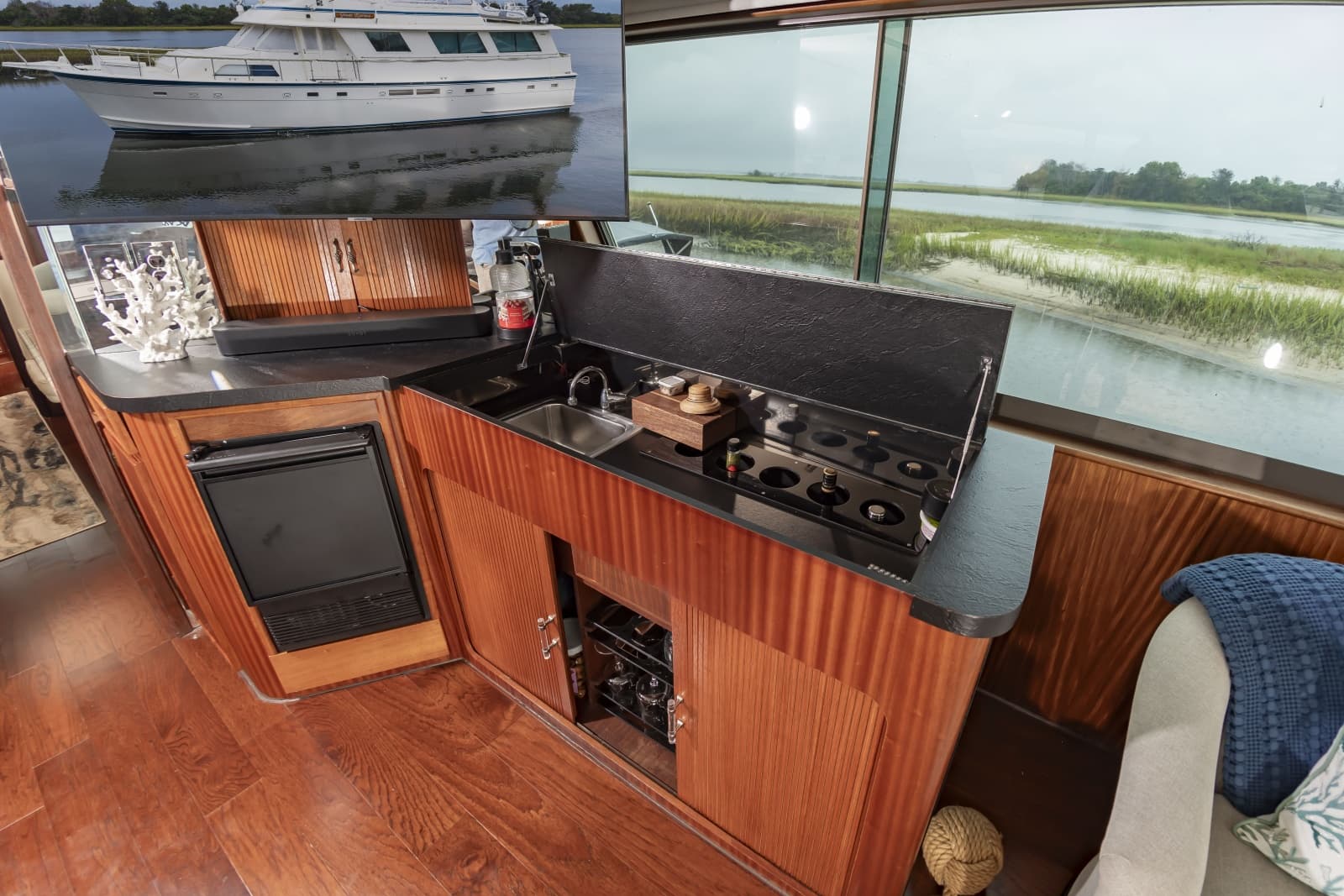 1987 Hatteras 63 Motor Yacht - Photo 28