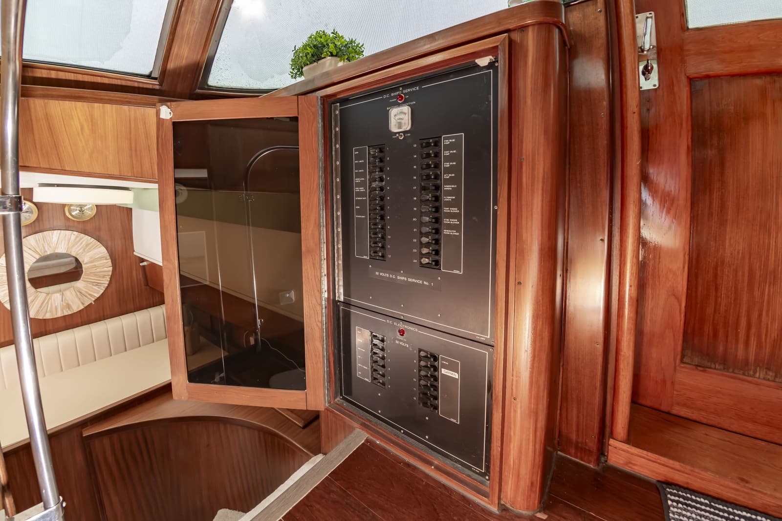 1987 Hatteras 63 Motor Yacht - Photo 46