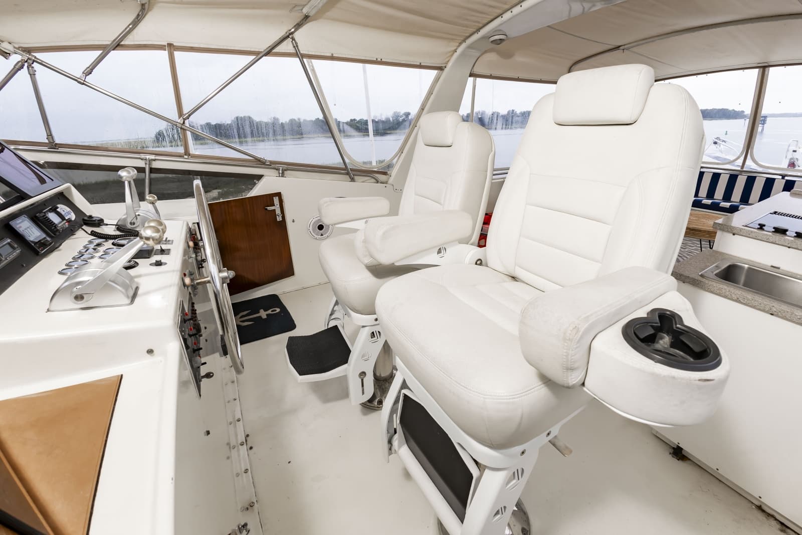 1987 Hatteras 63 Motor Yacht - Photo 14