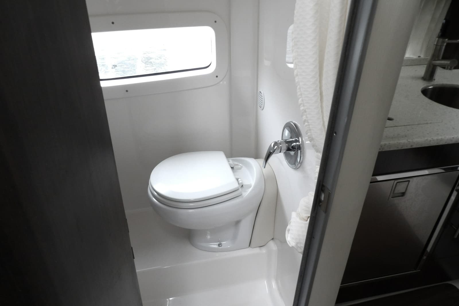 2018 Regal 33 XO - Photo 35