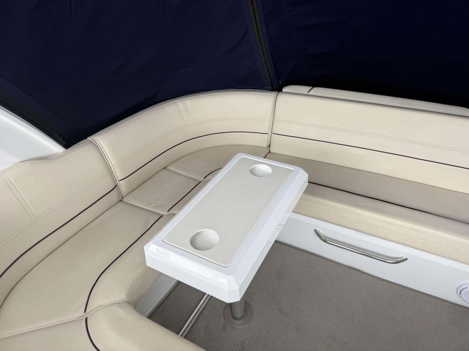 2016 Cruisers Yachts 350 Express - Photo 10