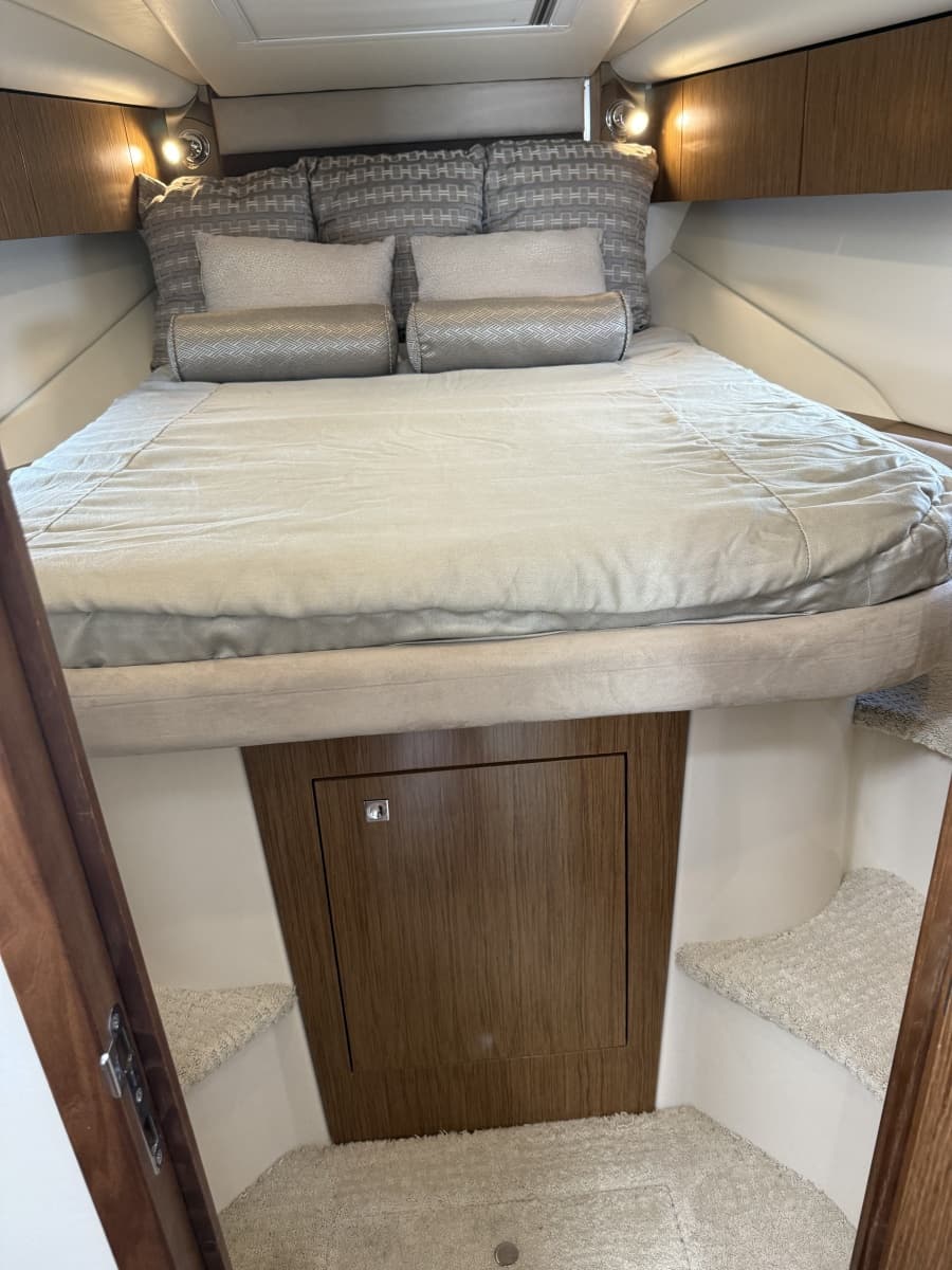 2016 Cruisers Yachts 350 Express - Photo 23