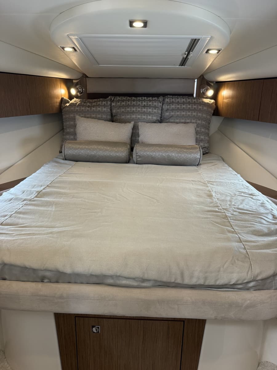 2016 Cruisers Yachts 350 Express - Photo 24