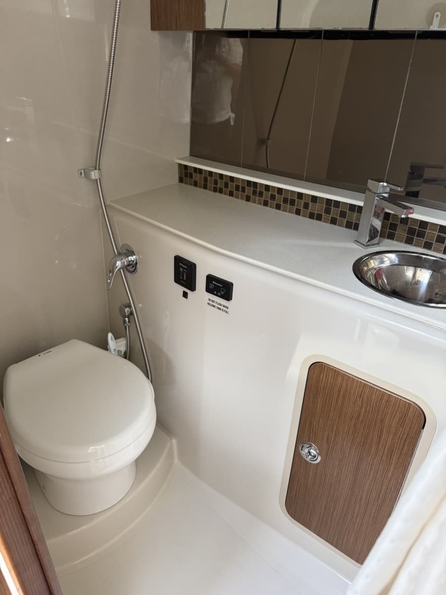 2016 Cruisers Yachts 350 Express - Photo 27