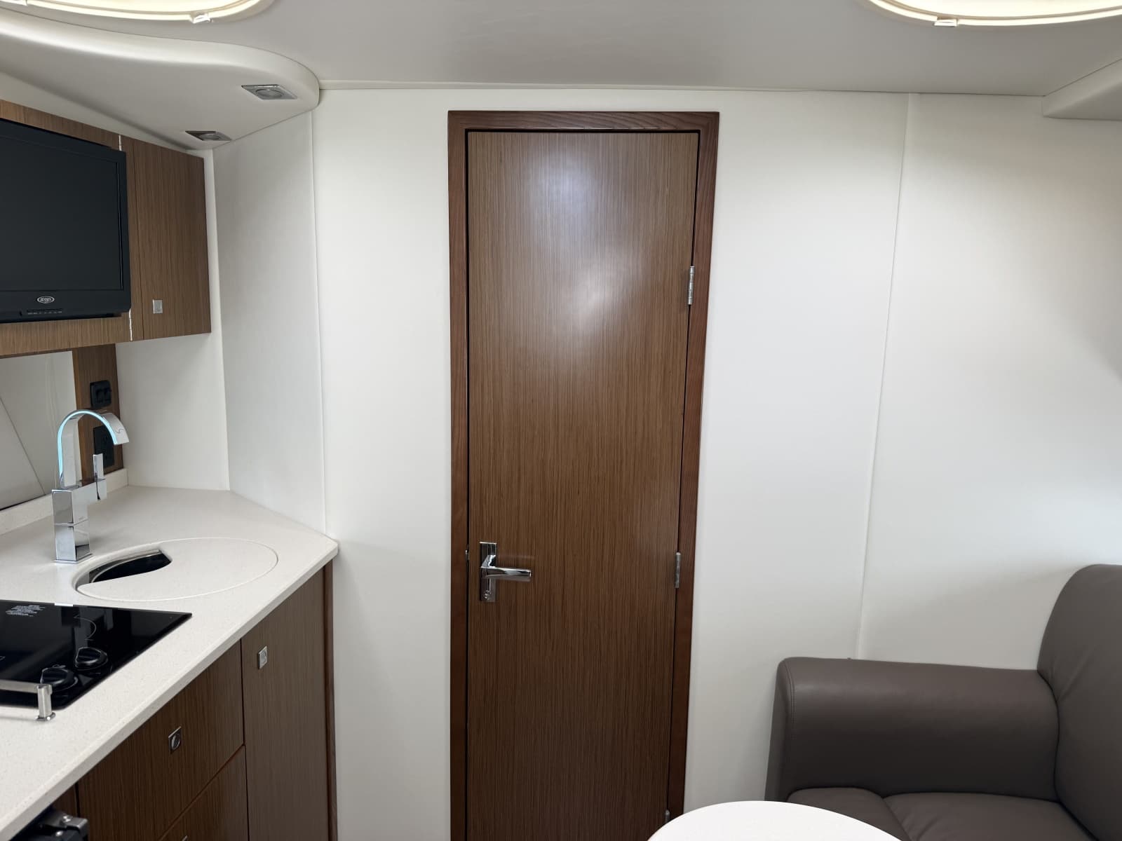 2016 Cruisers Yachts 350 Express - Photo 18
