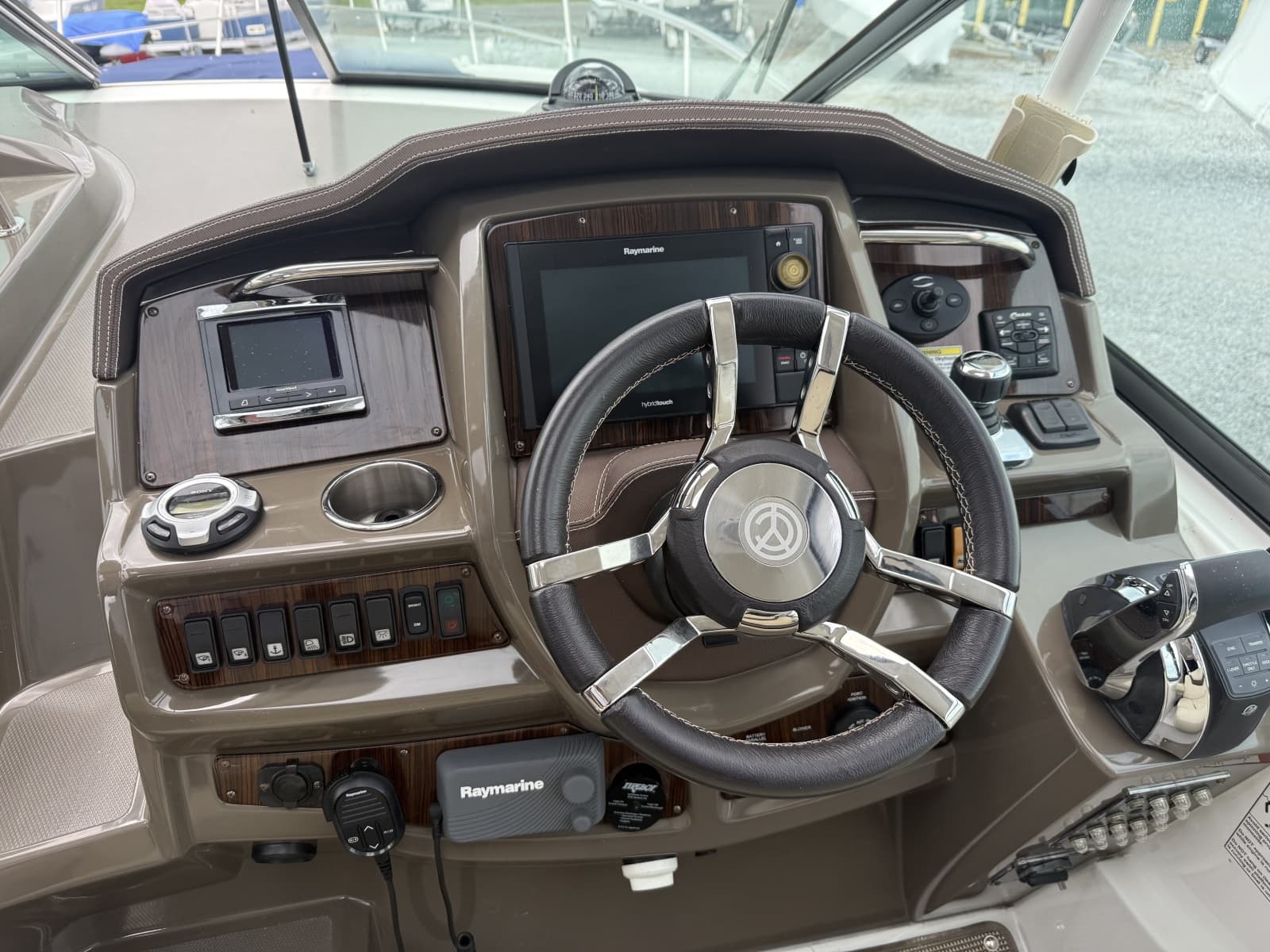 2016 Cruisers Yachts 350 Express - Photo 8