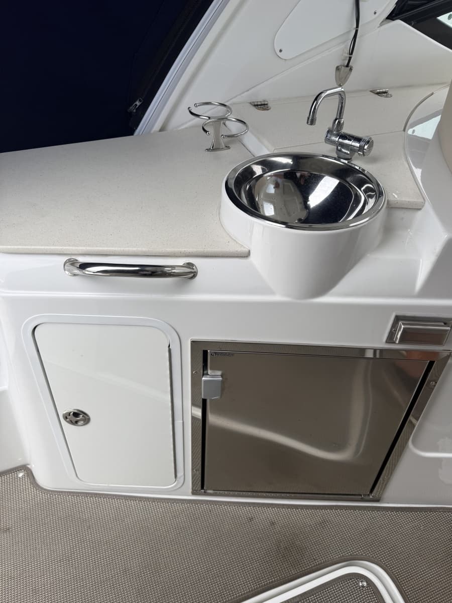 2016 Cruisers Yachts 350 Express - Photo 13