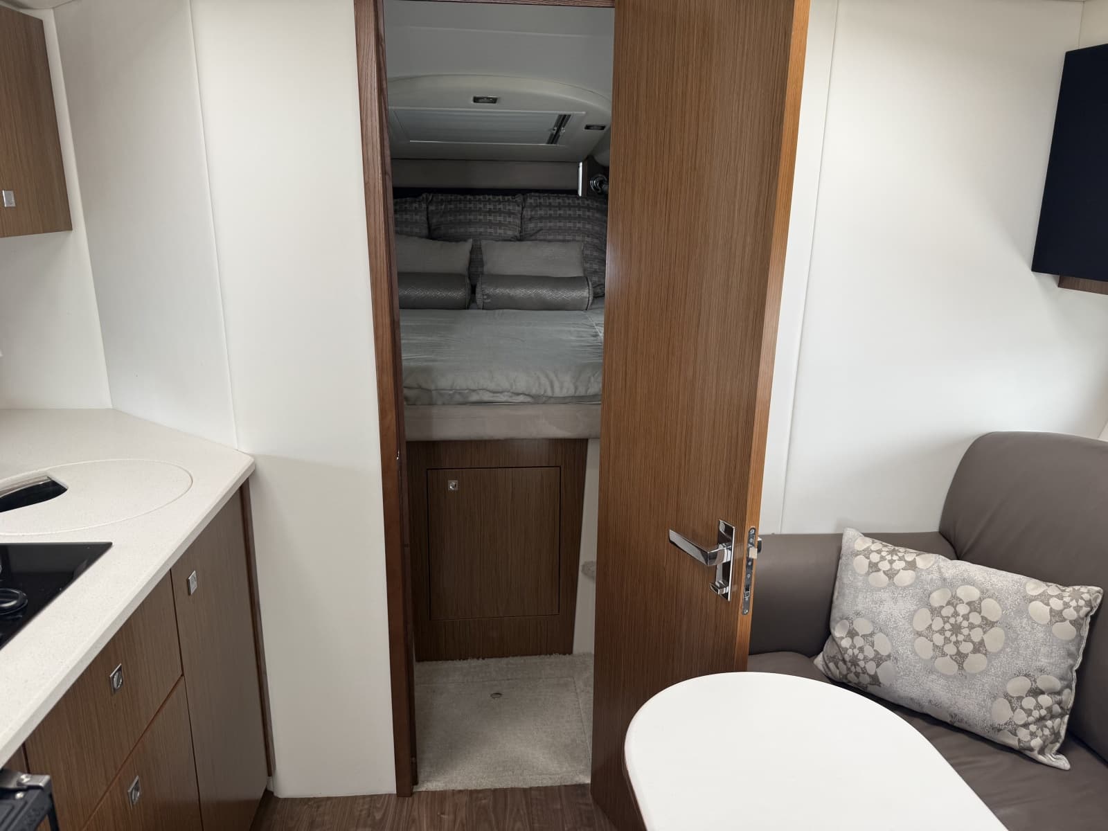 2016 Cruisers Yachts 350 Express - Photo 22
