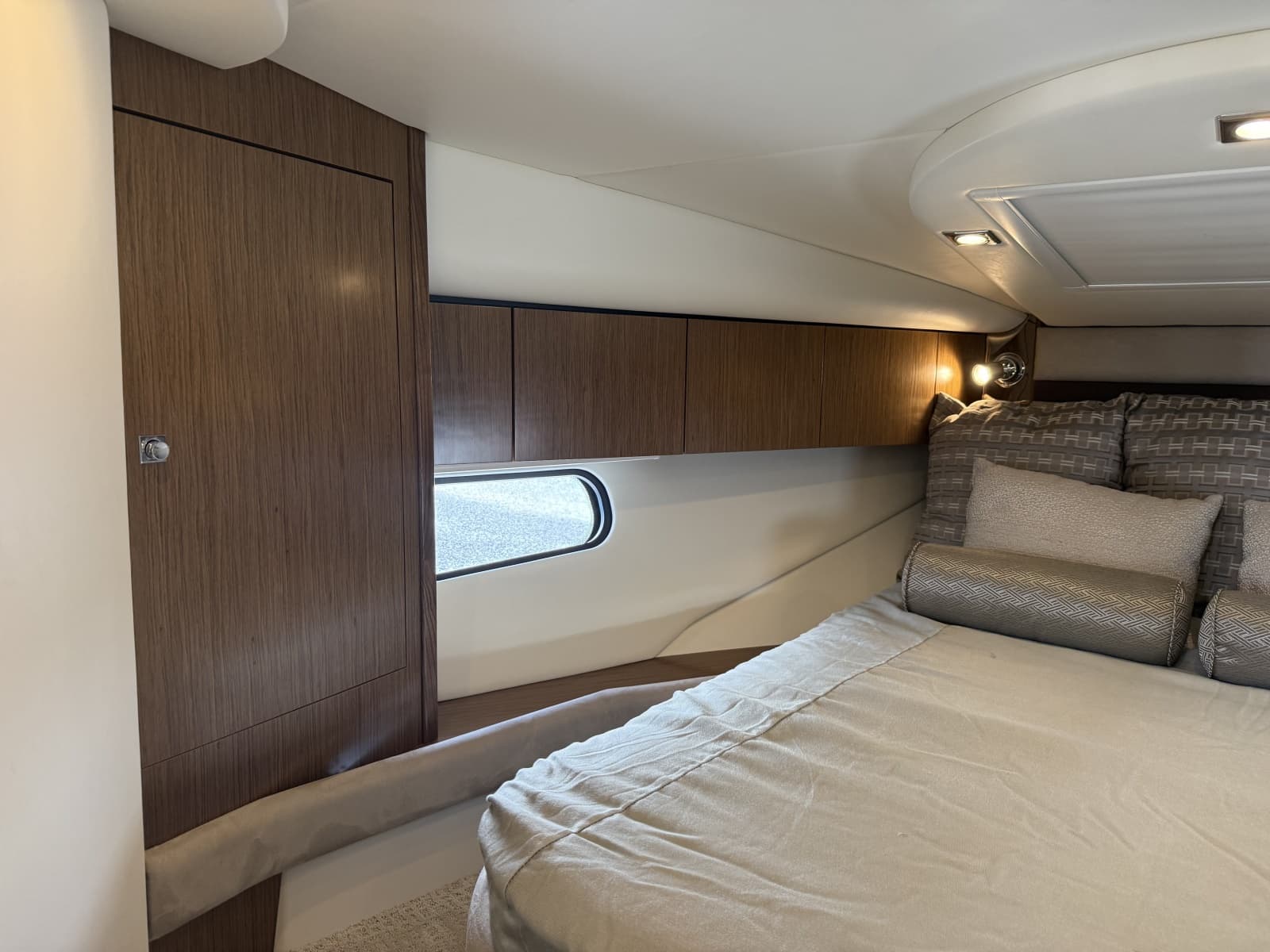 2016 Cruisers Yachts 350 Express - Photo 25