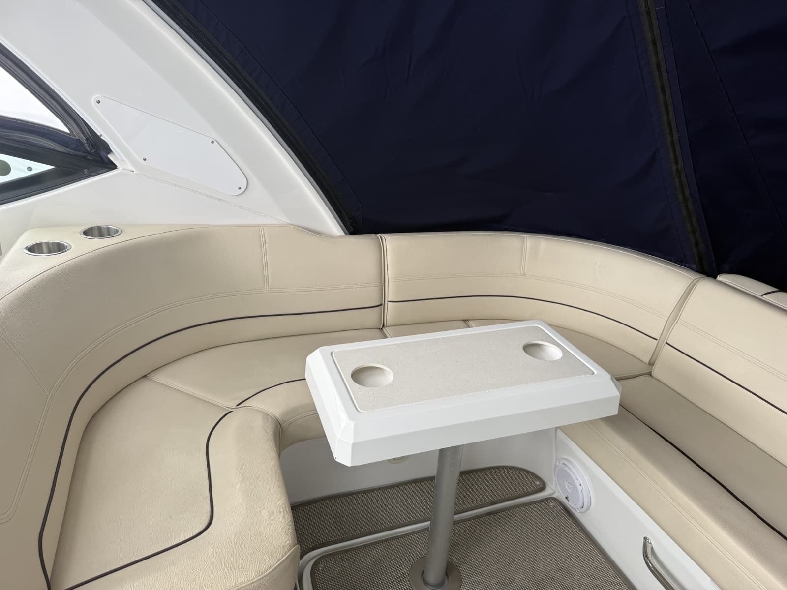 2016 Cruisers Yachts 350 Express - Photo 9