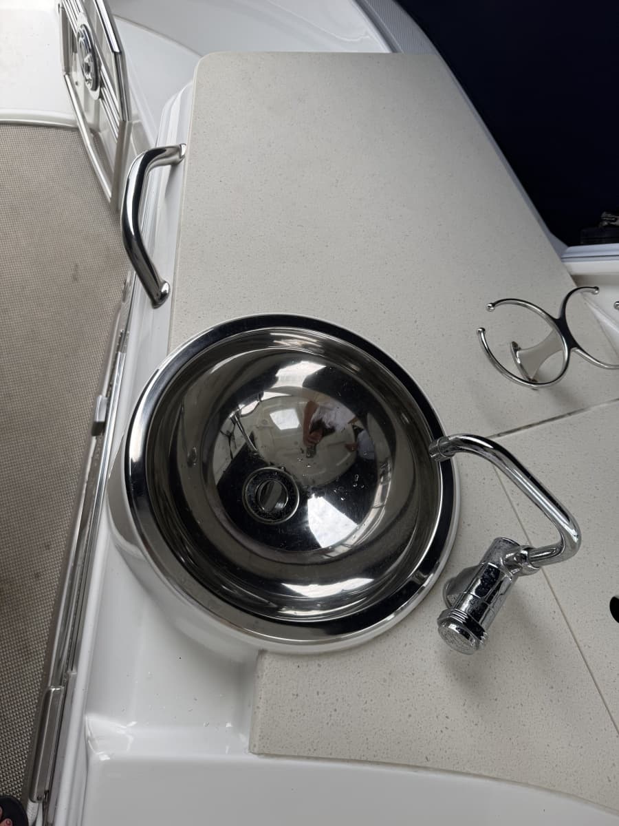 2016 Cruisers Yachts 350 Express - Photo 28