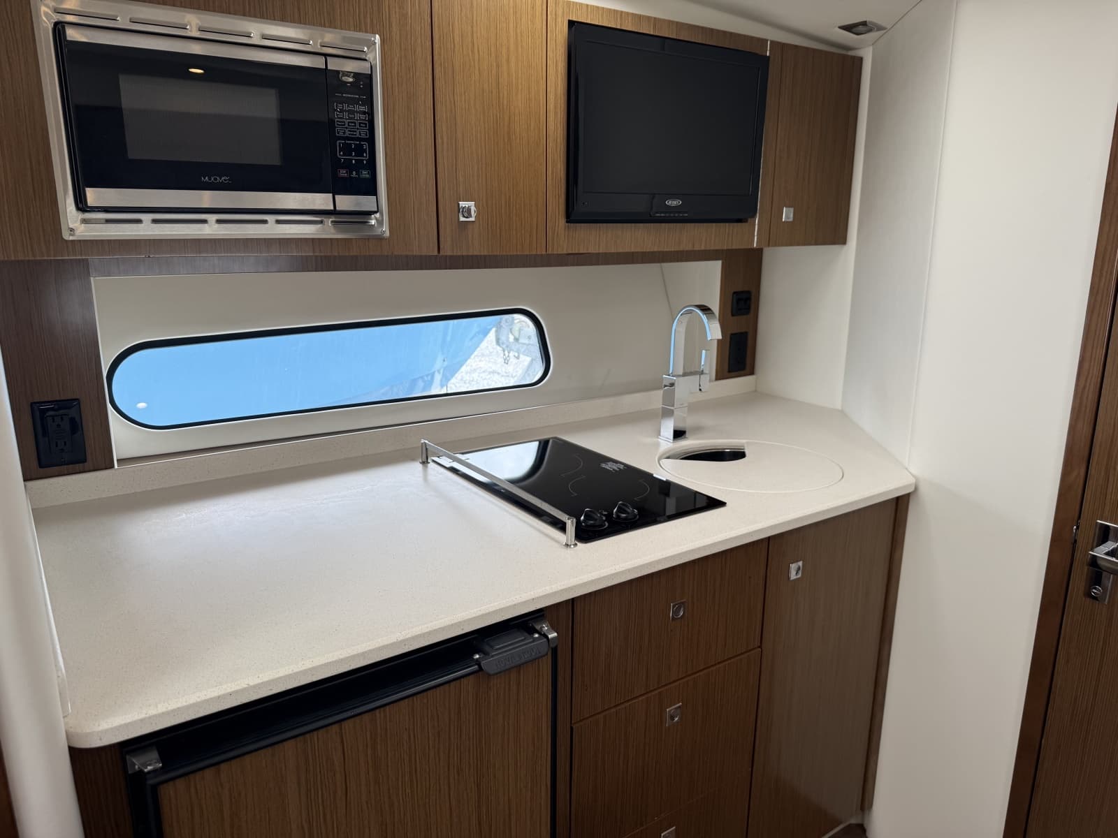2016 Cruisers Yachts 350 Express - Photo 19